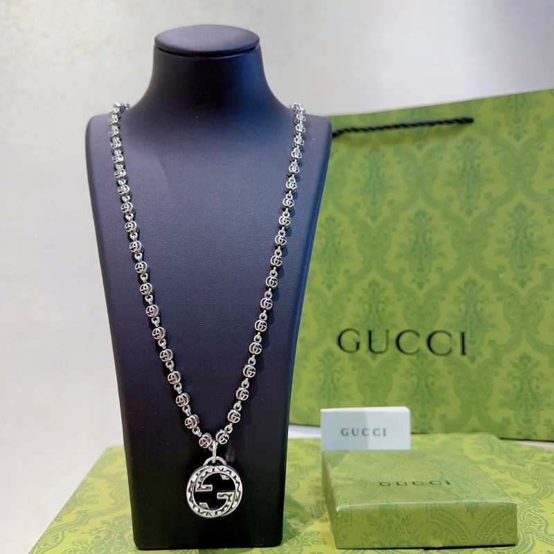G*u*i necklaces